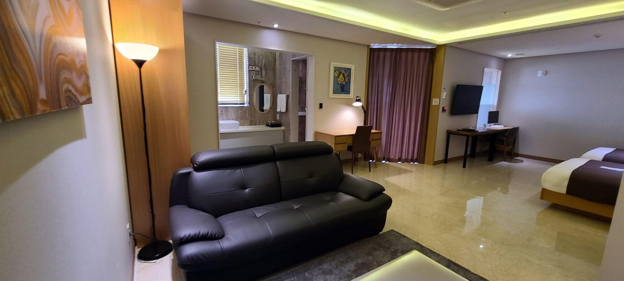 Benikea Hotel Yangsan Exterior photo